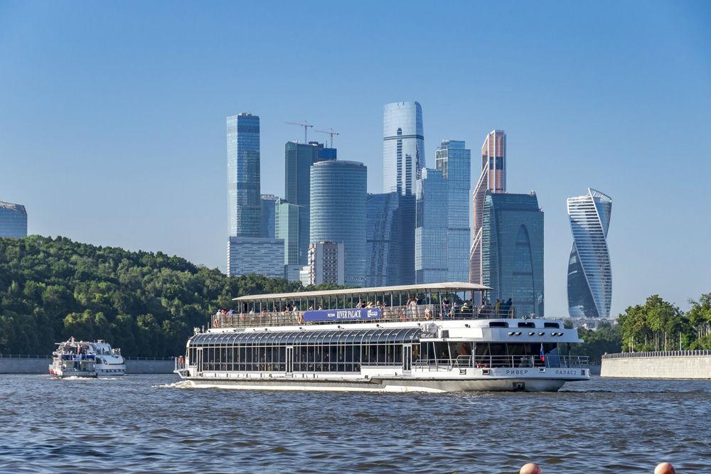 Прогулка по Москве-реке на панорамном теплоходе "Ривер Палас" с обедом или ужином